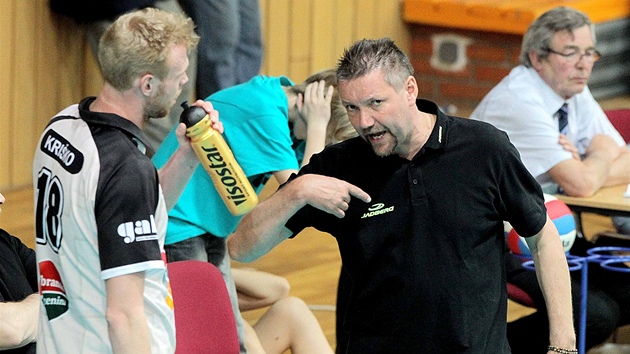 Píbramský trenér Petr Brom udílí pokyny svým svencm. 