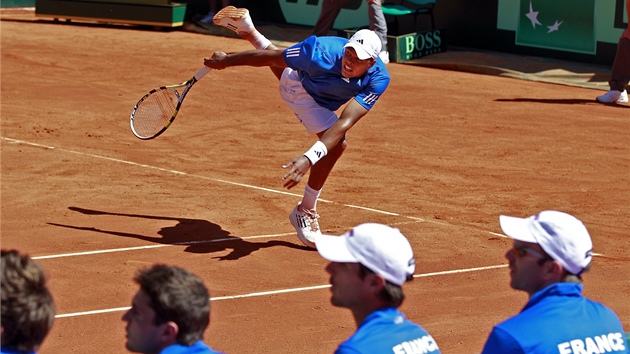RETURN. Francouzský tenista Jo-Wilfried Tsonga vybírá podání a vechno sledují