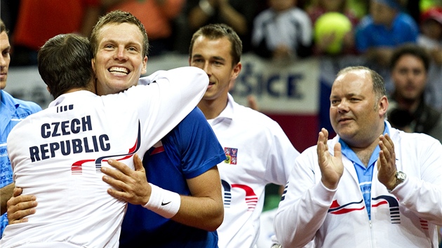 DLEIT DVOJKA. Tom Berdych (v modrm) a Radek tpnek zadili vtzstv nad Srbskem. esko si v z zahraje semifinle Davis Cupu.