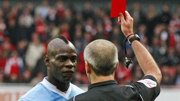 A JDE VEN. Rozhod Martin Atkinson ukazuje ervenou kartu Mariu Balotellimu z Manchesteru City.