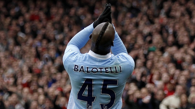 PROSÍM, ERVENOU NE. Mario Balotelli z Manchesteru City tuí, e dostane