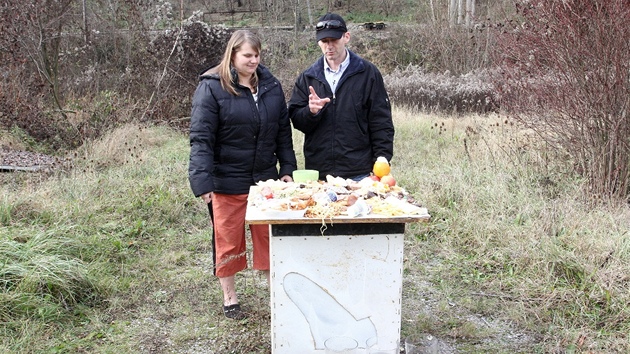 Stl hrzy byl pln tunho jdla a sladkost. Zcela na nm chybla zelenina.