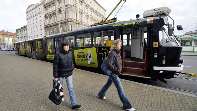 Plzní od dubna projíždí pirátská tramvaj, která má zábavnou formou apelovat na Plzní od dubna projíždí pirátská tramvaj, která má zábavnou formou apelovat na