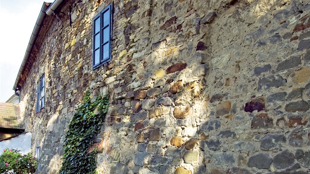 Kamenné zdi domu pocházejí z 15. století.  