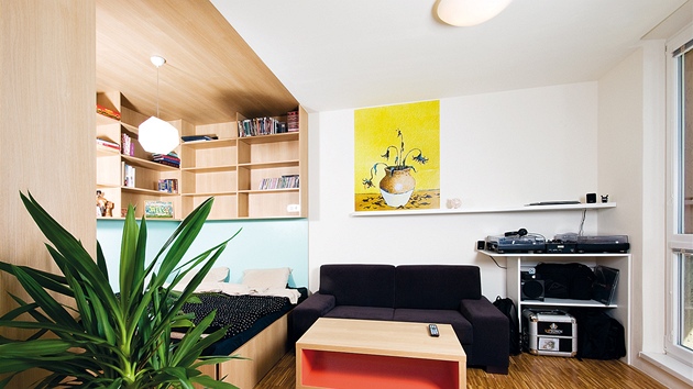 Pestoe obývací pokoj není prostorný, zvládá roli jak klidové, tak obytné zóny.