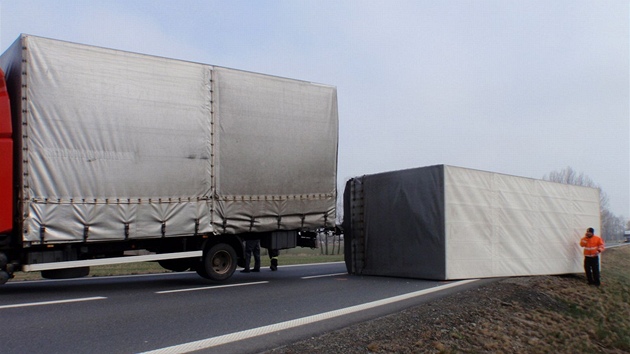 Silný vítr pevrátil nákladnímu autu z Hulína prázdný pívs, který zablokoval
