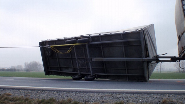 Silný vítr pevrátil nákladnímu autu z Hulína prázdný pívs, který zablokoval