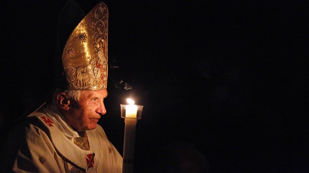 Pape Benedikt XVI. pi velikonon vigilii. Ta se slav sice u na Blou sobotu, ale a po setmn a ad se proto k prvnm nedlnm obadm, kter slav zmrtvchvstn Krista. (7. dubna 2012)