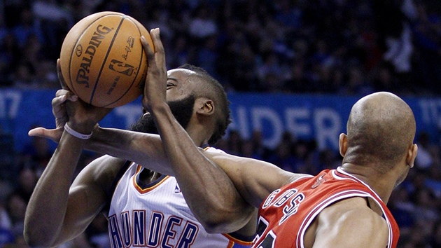 Taj Gibson z Chicaga fauluje Jamese Hardena z Oklahoma City.