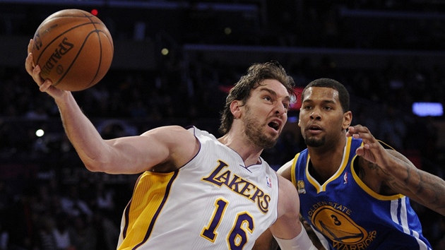 Pau Gasol z LA Lakers obchází Jeremyho Tylera z Golden State.