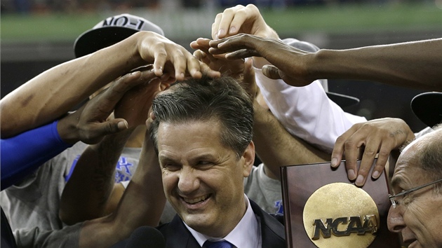 HVĚZDA VEČERA. Nejoslavovanějším mužem dne je však trenér John Calipari. Muž,... HVĚZDA VEČERA. Nejoslavovanějším mužem dne je však trenér John Calipari. Muž,...