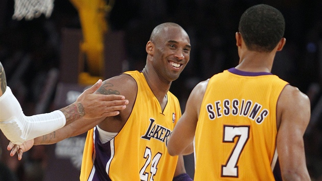 Kobe Bryant a Ramon Sessions z LA Lakers mohou slavit dalí výhru.