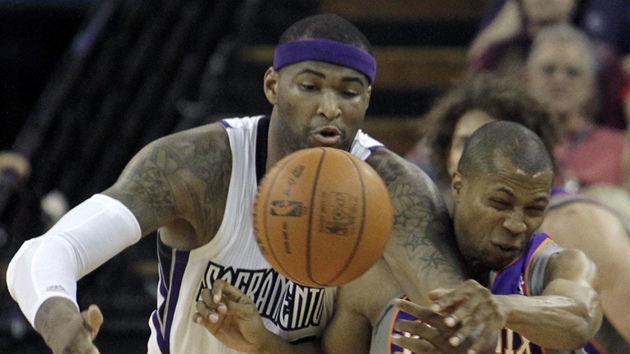 DeMarcus Cousins (vlevo) ze Sacramenta se petlauje se Sebastianem Telfairem z