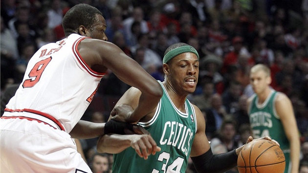 Paul Pierce z Bostonu je faulován Luolem Dengem z Chicaga.