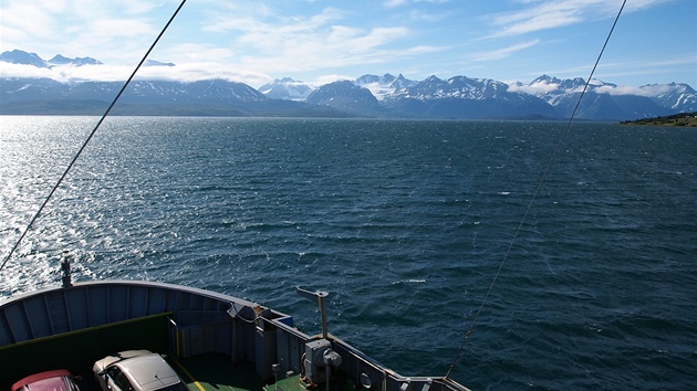 Trajekty znan usnaduj cestovn mezi nesetnmi fjordy na behu Barentsova moe.