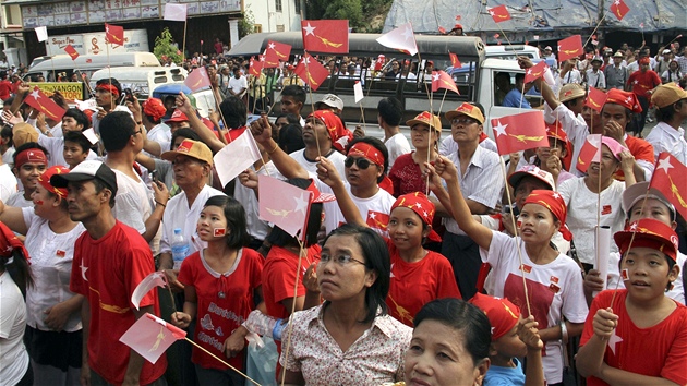 Píznivci vítají Su ij a oslavují její zvolení (1. dubna 2012)