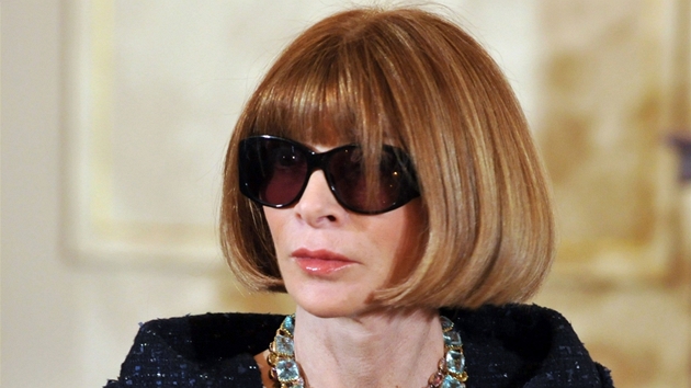 Anna Wintourová ve svém typickém účesu a nepostradatelných černých brýlích. Anna Wintourová ve svém typickém účesu a nepostradatelných černých brýlích.
