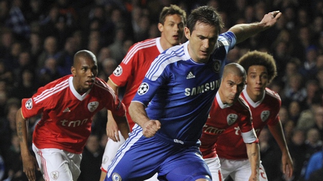ROZEBH A... promnná penalta. Frank Lampard posílá Chelsea v utkání s