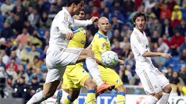 PRVNÍ GÓL ZÁPASU. Cristiano Ronaldo z Realu Madrid skóruje do sít APOELu