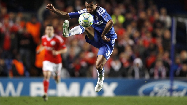 KROCENÍ BALONU. Ashley Cole z Chelsea bhem obtíného zpracovávání míe.