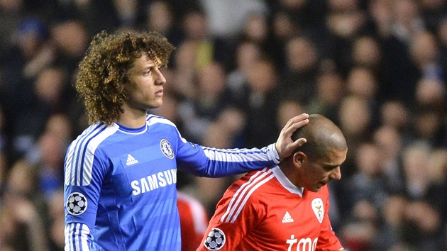 JÁ VÍM, JAK TI JE. David Luiz, obránce Chelsea, konejí svého bývalého