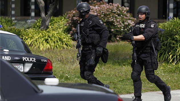 Policist ze speciln jednotky ped budovou koly v americkm Oaklandu (3. dubna 2012)