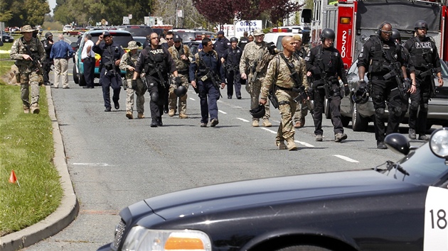 Policist odchzej z msta stelby v americkm Oaklandu (3. dubna 2012)