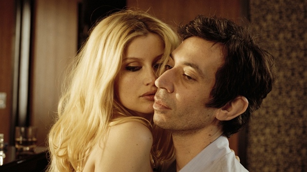 Laetitia Casta a Eric Elmosnino ve filmu Serge Gainsbourg: Heroický ivot