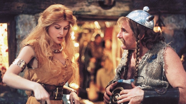 Laetitia Casta a  Gérard Depardieu ve filmu Asterix a Obelix (1999).