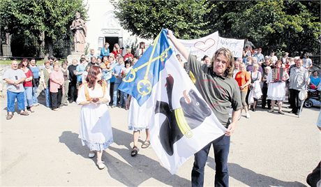 Takhle starosta Ratmic Viktor Lika (s vlajkou)oslavoval s obyvateli obce