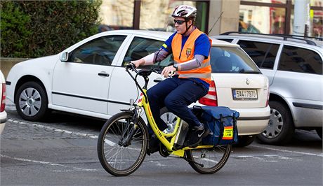 Na elektrokolech hlídkovali zdravotníci v ulicích Prahy loskou sezonu. Letos je záchranka nemá z eho zaplatit.