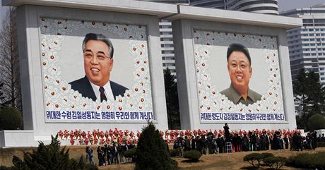 Severokorejtí obyvatelé jsou prý ochotni pro obrazy svých vdc dokonce i zemít. Ilustraní foto