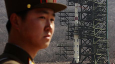 Severokorejská raketa Unha-3 pipravená na odpalovací ramp v Tongang-ri (9.