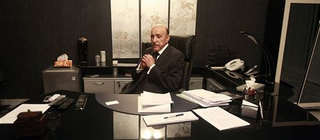 Bývalý éf egyptské tajné sluby Umar Sulajmán ve své kancelái v Káhie (14.