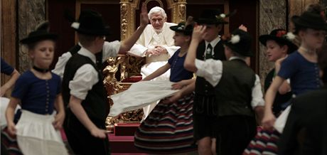 Oslavy 85. narozenin papee Benedikta XVI. ve Vatikánu. Svatý otec se potil