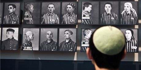 Návtvník izraelského památníku Jad Vaem si prohlíí portréty obtí...