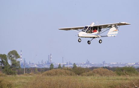 Pilot ultralightu v Kunikách u Baky pi pistávání zavadil o dráty vysokého naptí (Ilustraní foto).