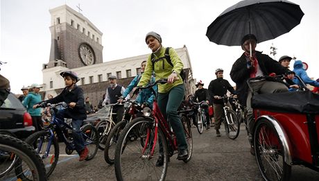 Prahou projedou 24. dubna desítky cyklist, zaíná se na námstí Jiího z Podbrad. (Archivní snímek)