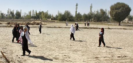 Po svrení hnutí Taliban mohou dívky chodit do koly. Na rích ale ustláno nemají. Ilustraní snímek