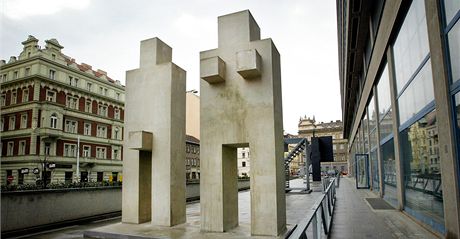 Sochy ped budovou Národní galerie ve Veletrní ulici v Praze. V popedí je...
