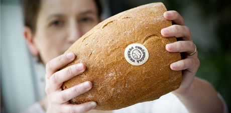 Jedlá známka na bochníku chleba Cvrovické pekárny