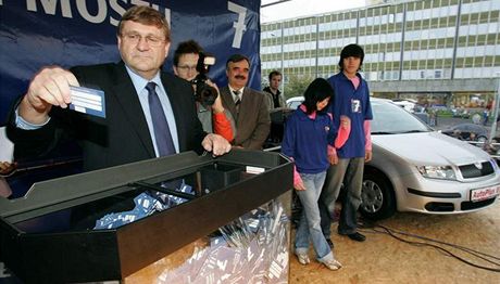 Jií Zelenka, který stál za Mosteany Mostu, takto po minulých komunálních volbách losoval z voli výherce fabií.