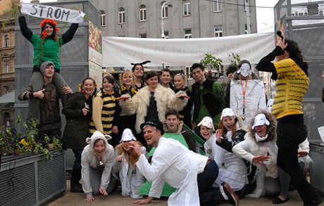 Studenti pevleen za stromy, ovce a Velky Mji zvali v centru Prahy na