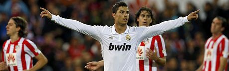 Cristiano Ronaldo z Realu Madrid slaví tetí gól v derby na hiti Atlétika.