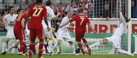 Ribéry z Bayernu Mnichov posílá mí klubkem hrá do sít Realu Madrid; domácí
