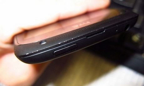 Extrémn tvrdá vrstva krytu HTC One S se u pístroj z vadné série loupe.