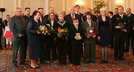 Zlatým záchranáským kíem ocenný Rudolf Duraj z Slivonic u Záboí na Strakonicku stojí pímo ped prezidentem Václavem Klausem.