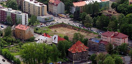 Letecký pohled na díru po Rudolfinu v Chebu.