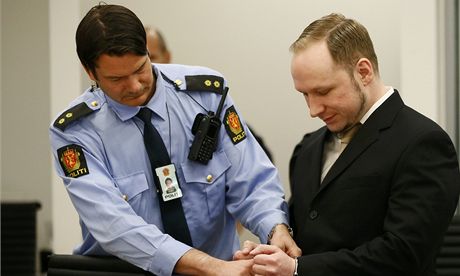 Anders Breivik dorazil k soudu v Oslu (16. dubna 2012)