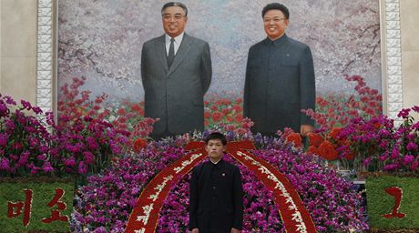 Severokorejci se fotí ped záhonem kimirsenií. (17. dubna 2012)